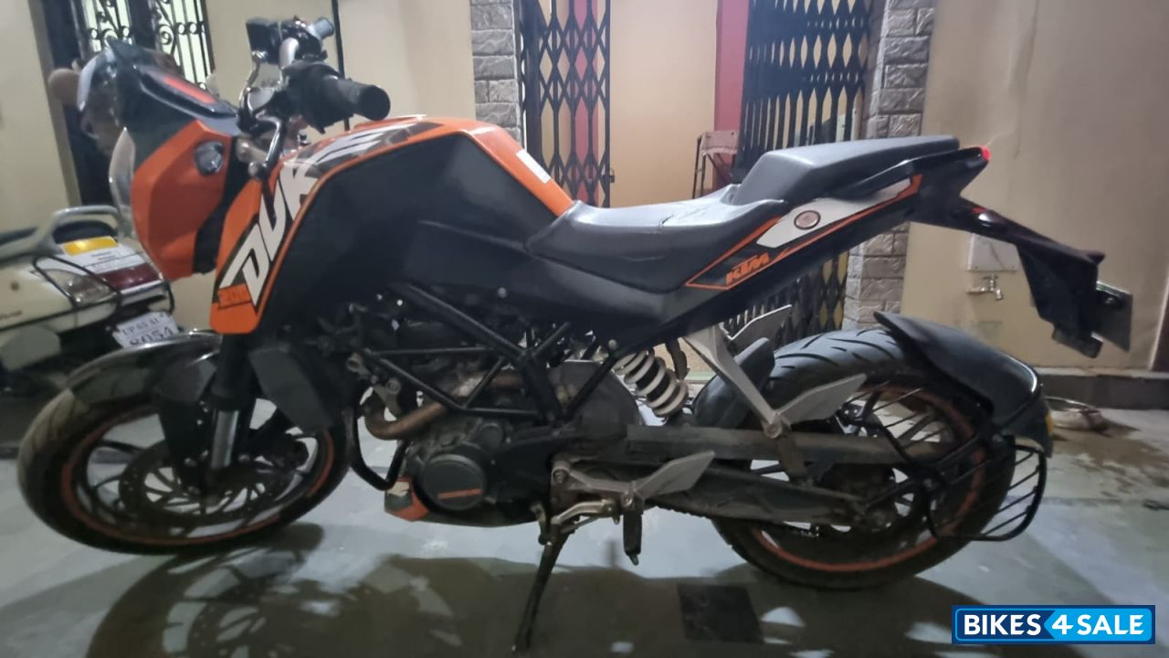 Orange KTM Duke 200
