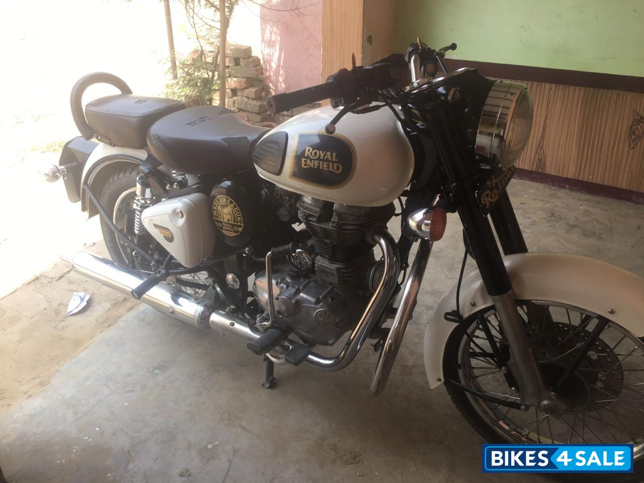 White Royal Enfield Classic 350