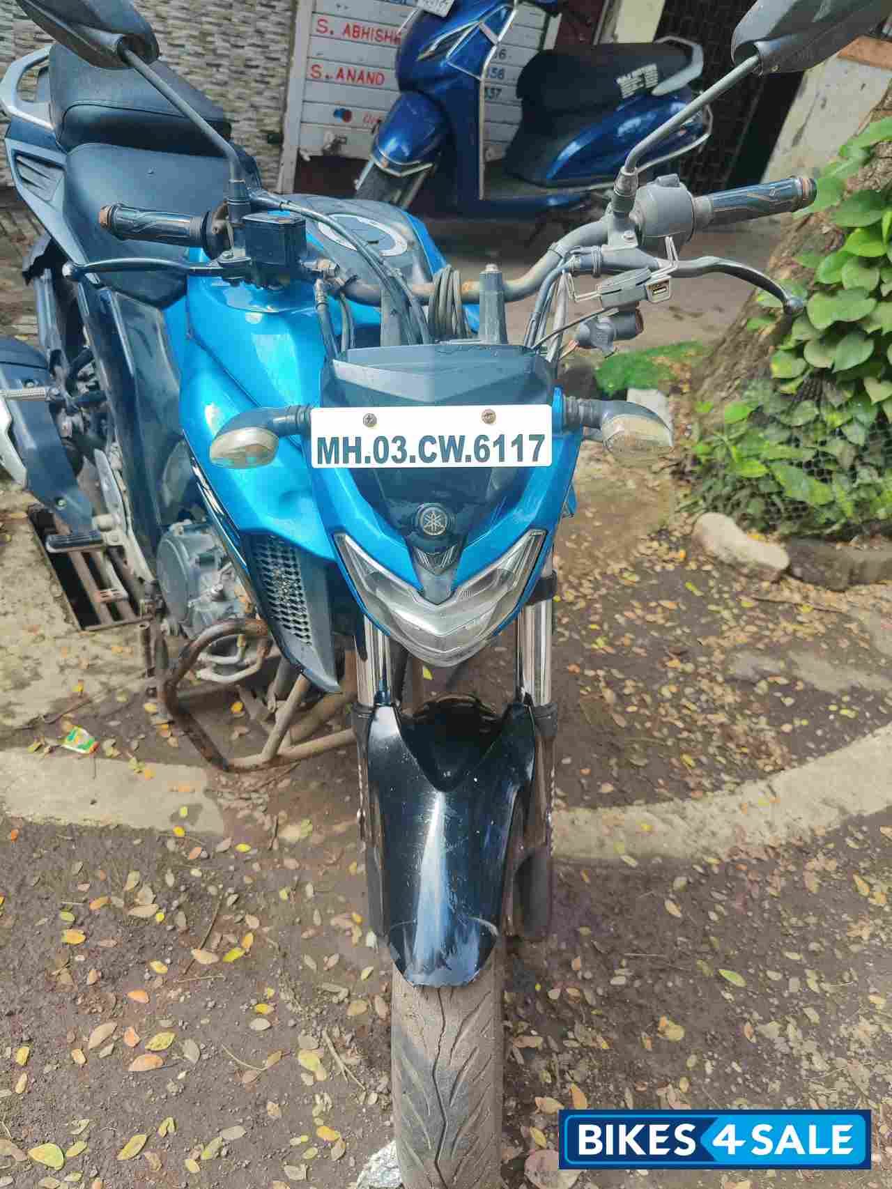 Blue Yamaha FZS 25