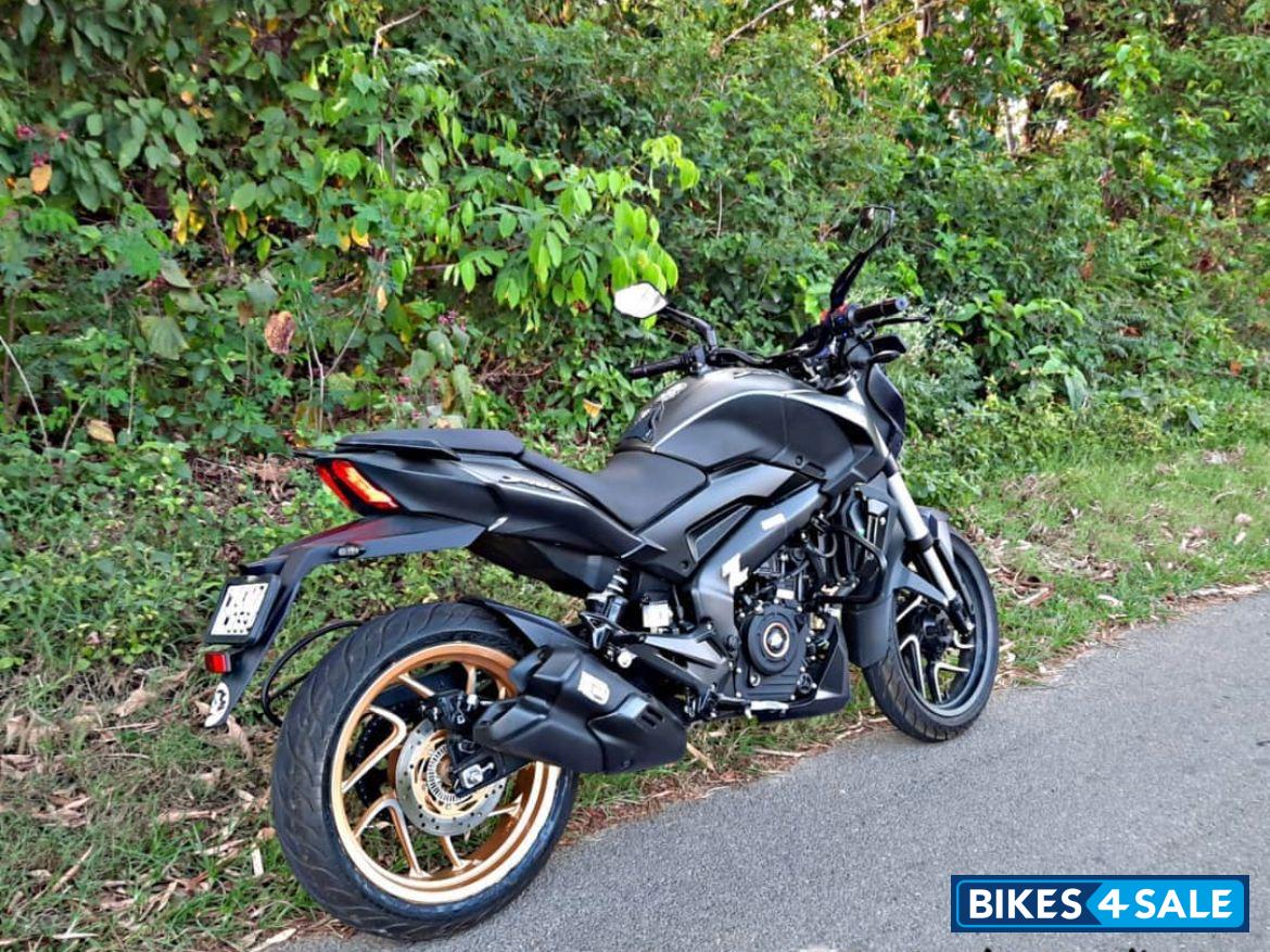 Mate Black Bajaj Dominar 400