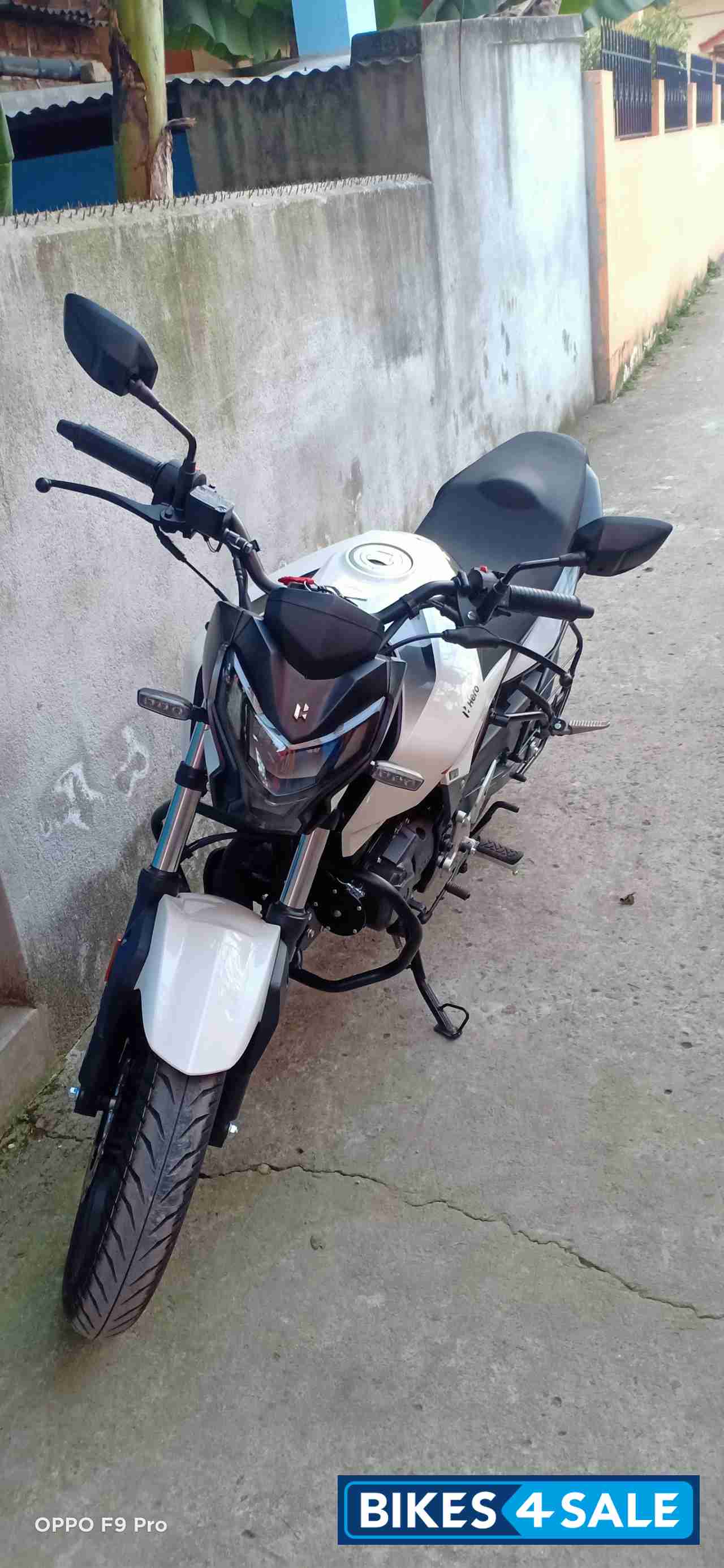White Hero Xtreme 160R BS6