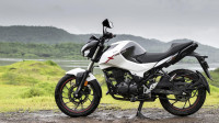 White Hero Xtreme 160R BS6