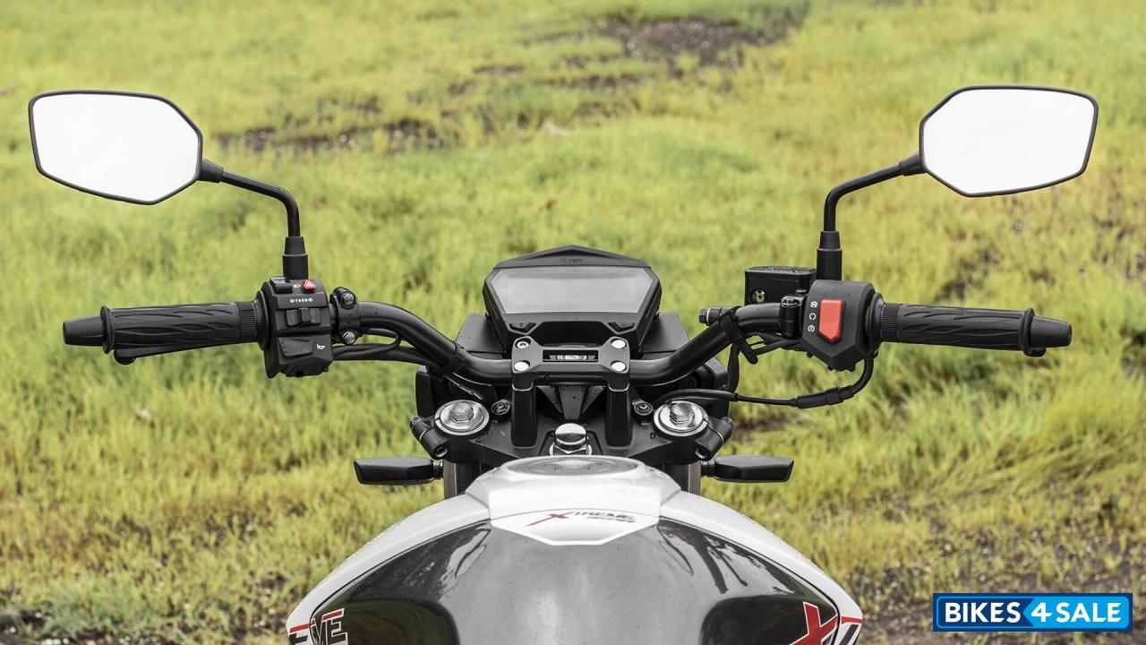 White Hero Xtreme 160R BS6