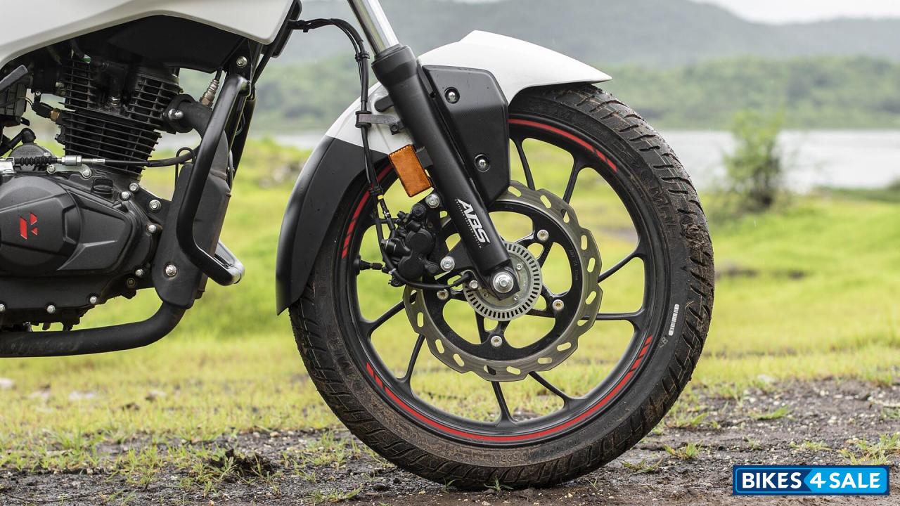 White Hero Xtreme 160R BS6