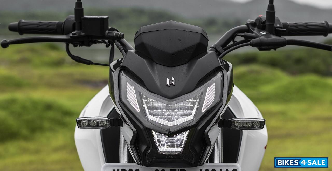 White Hero Xtreme 160R BS6