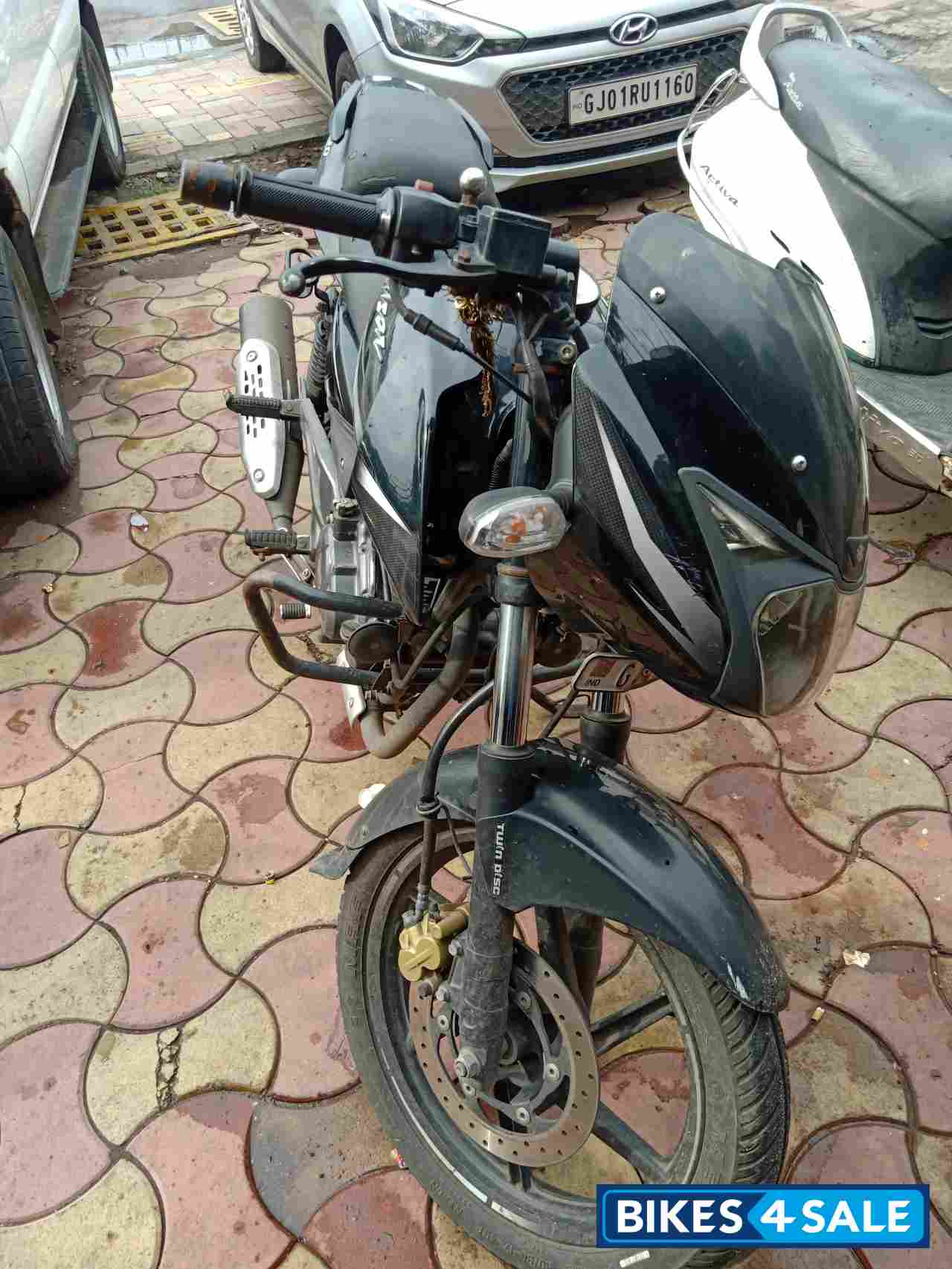 Black Bajaj Pulsar 150 Twin Disc