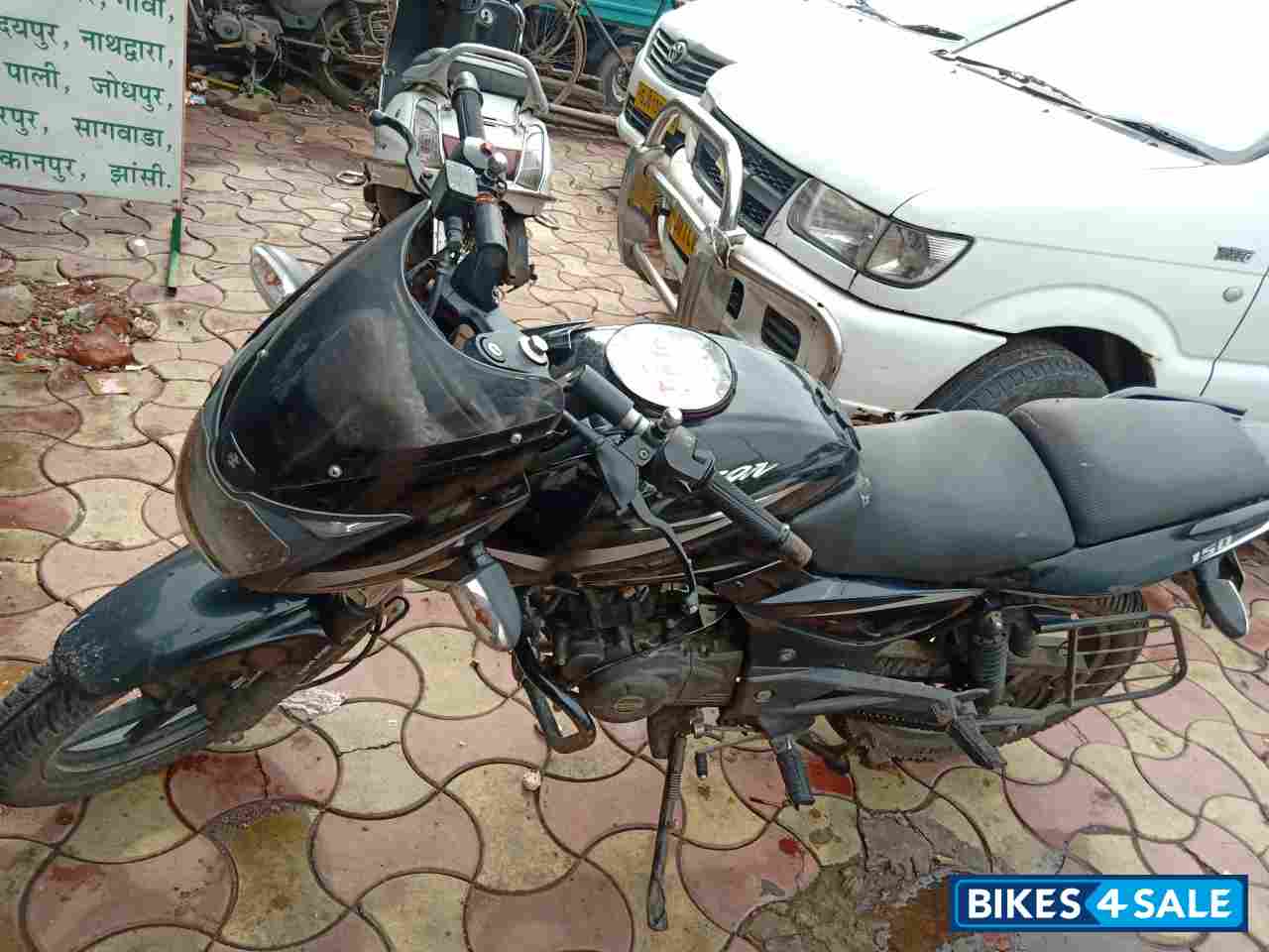 Black Bajaj Pulsar 150 Twin Disc