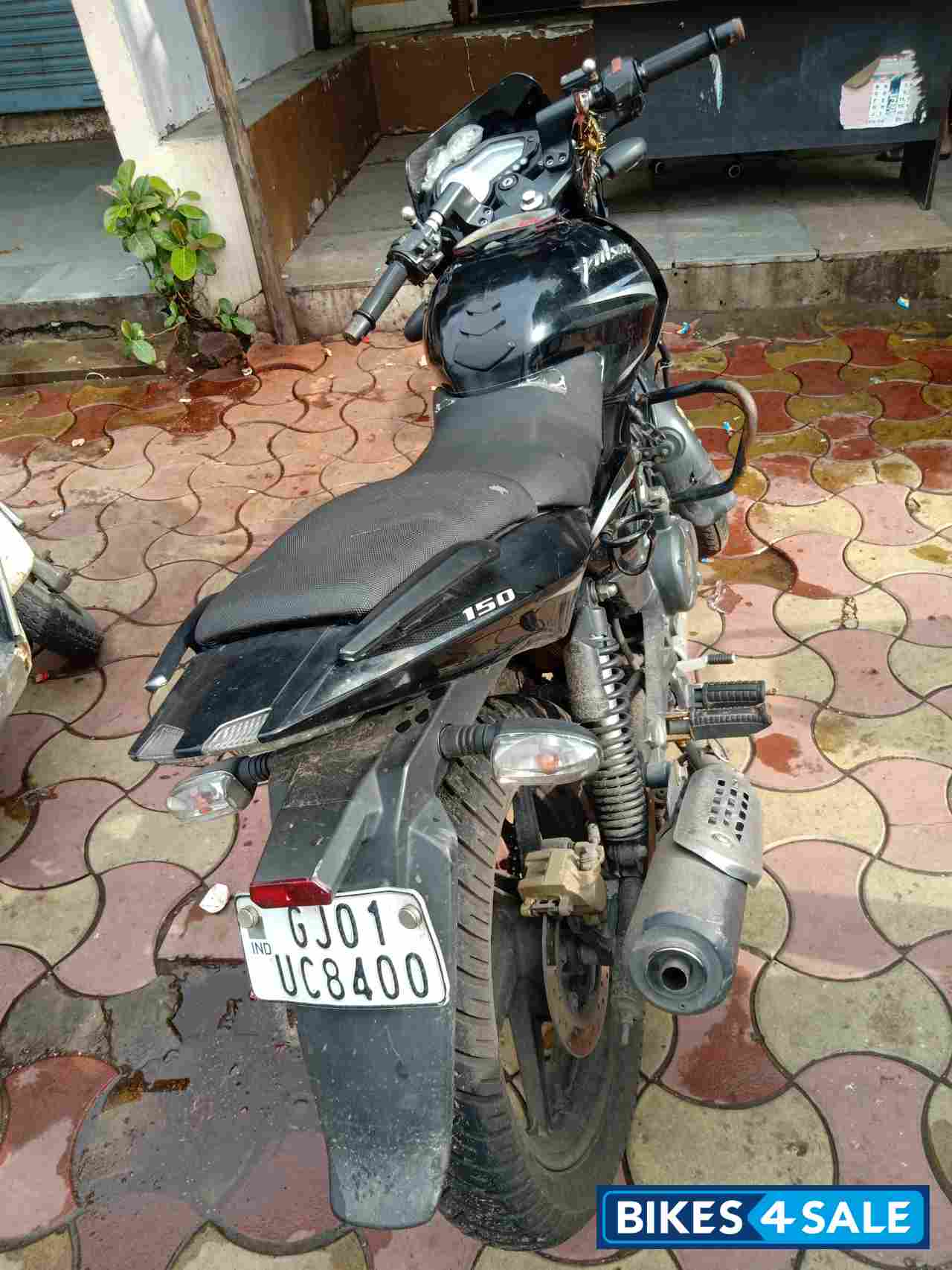 Black Bajaj Pulsar 150 Twin Disc