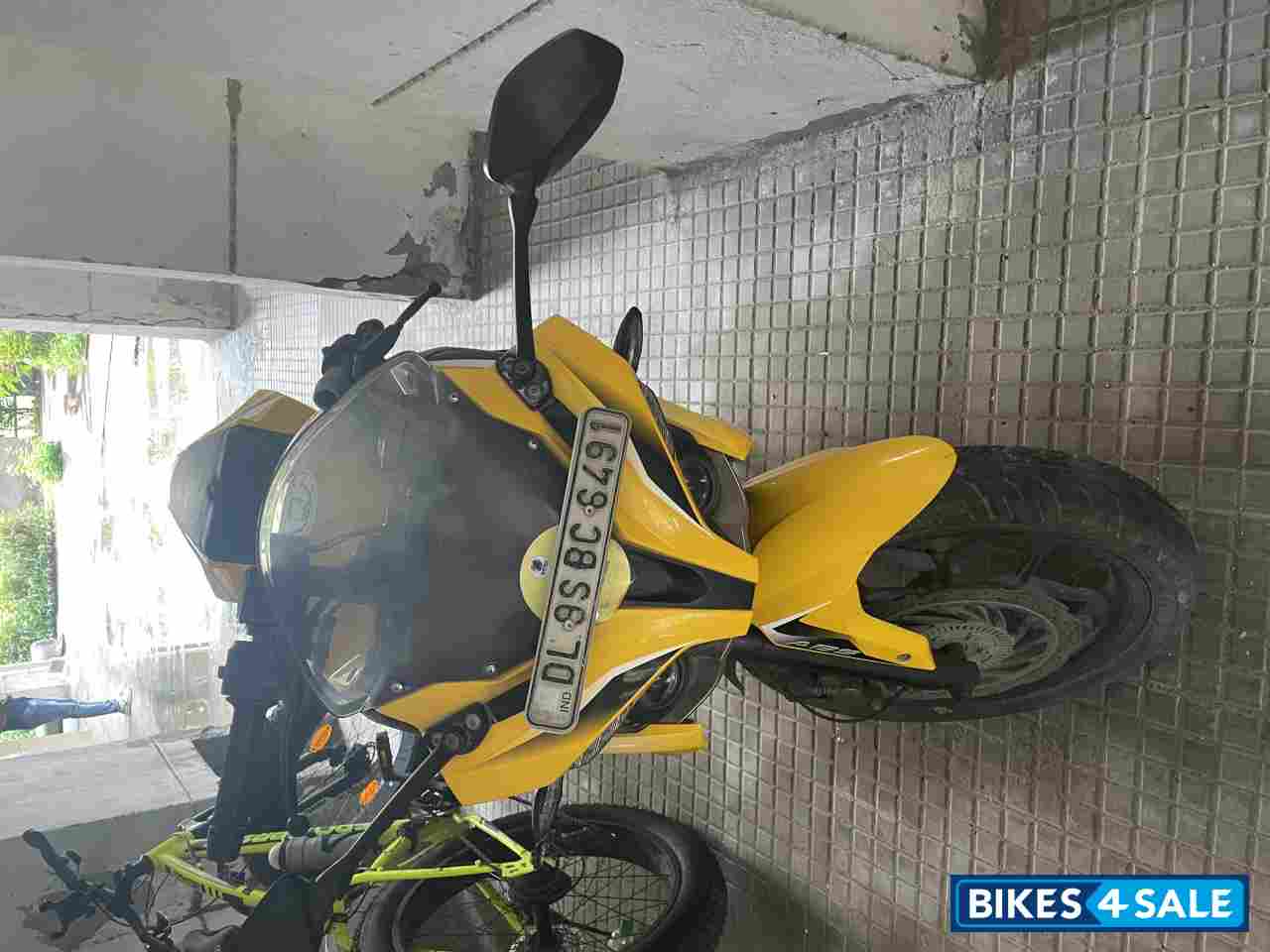 Yellow Bajaj Pulsar RS 200 Yellow Bajaj Pulsar RS 200