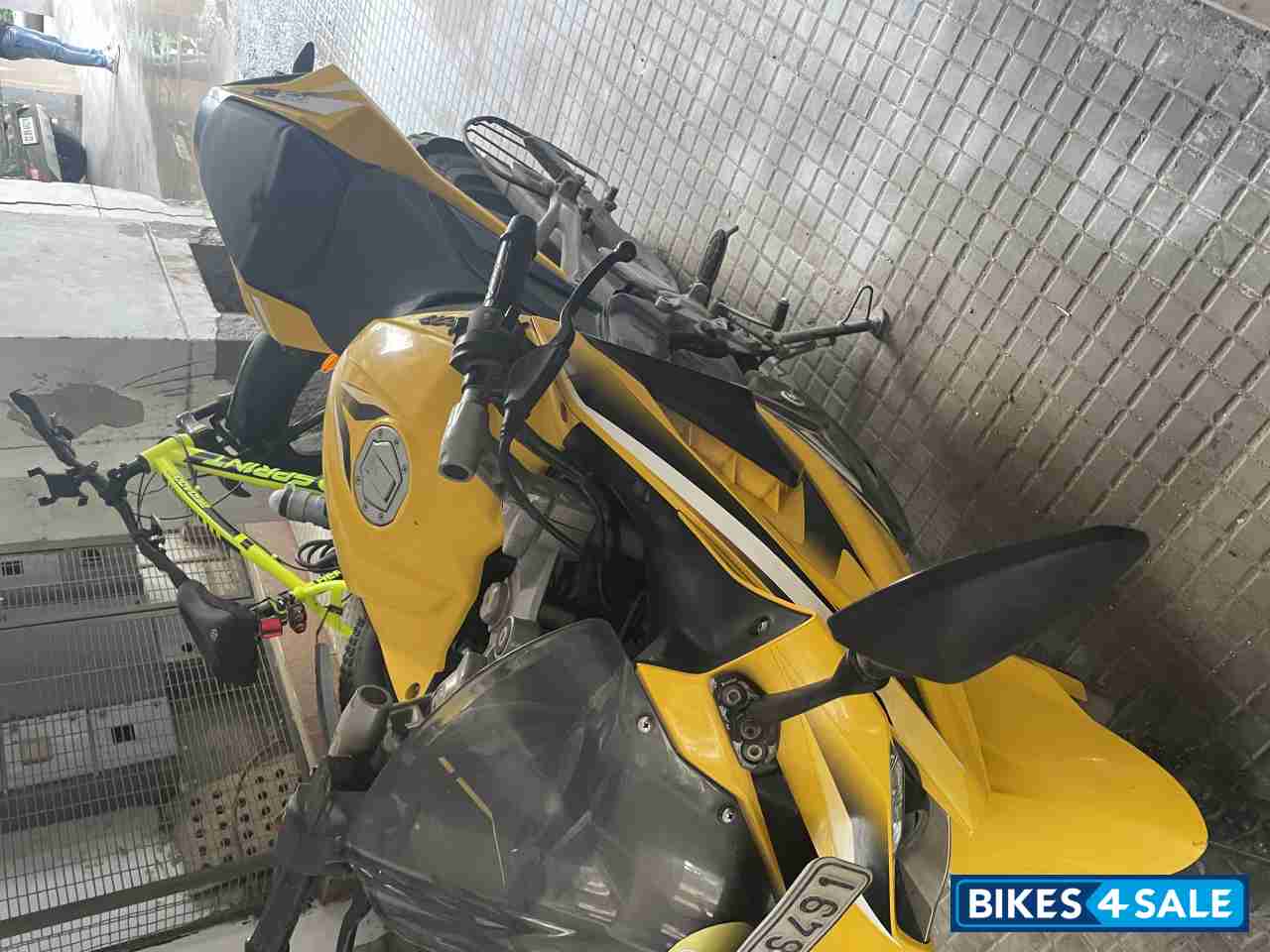 Yellow Bajaj Pulsar RS 200 Yellow Bajaj Pulsar RS 200