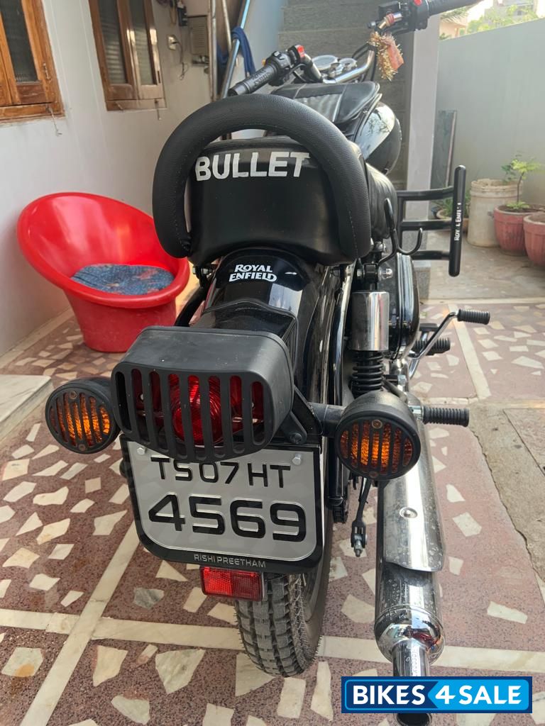 Jet Black Royal Enfield Bullet 350 ES BS6