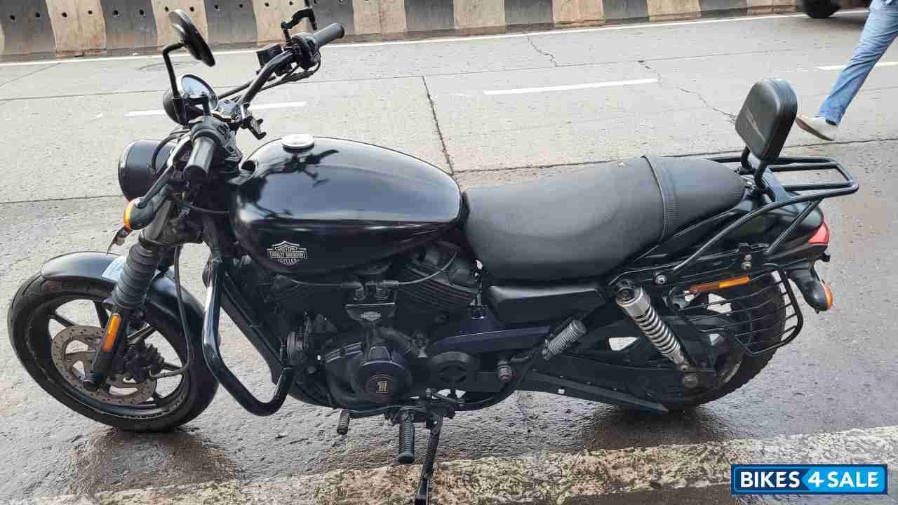 Black Harley Davidson Street 750