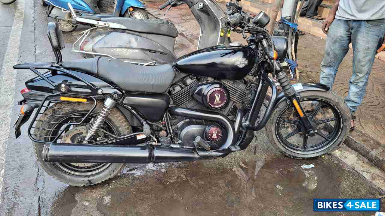 Black Harley Davidson Street 750