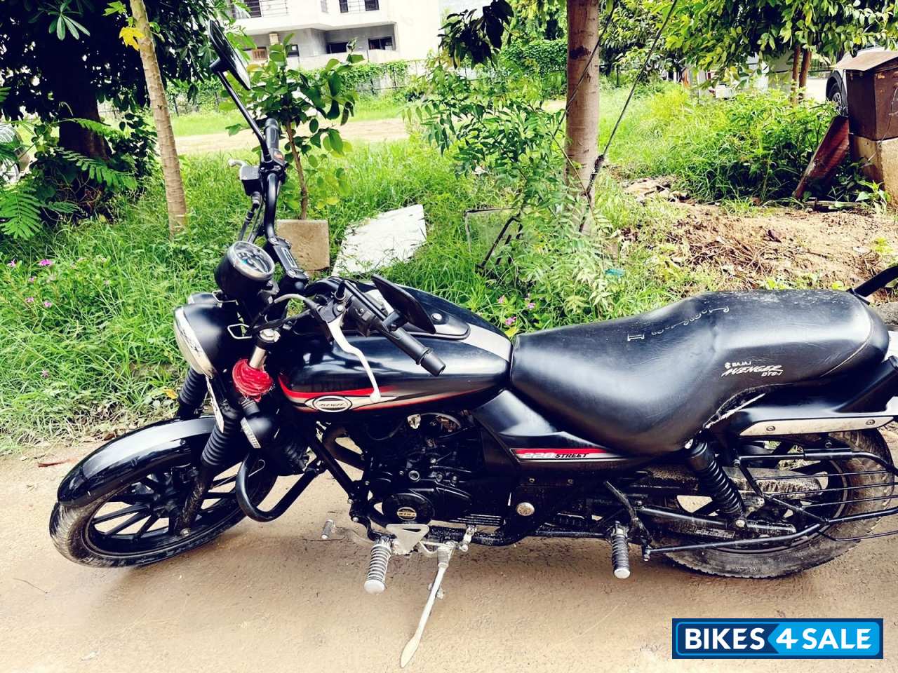 Black Bajaj Avenger Street 220