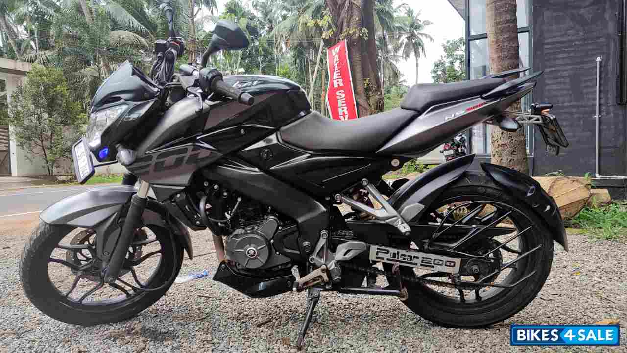 Black Bajaj Pulsar 200 NS
