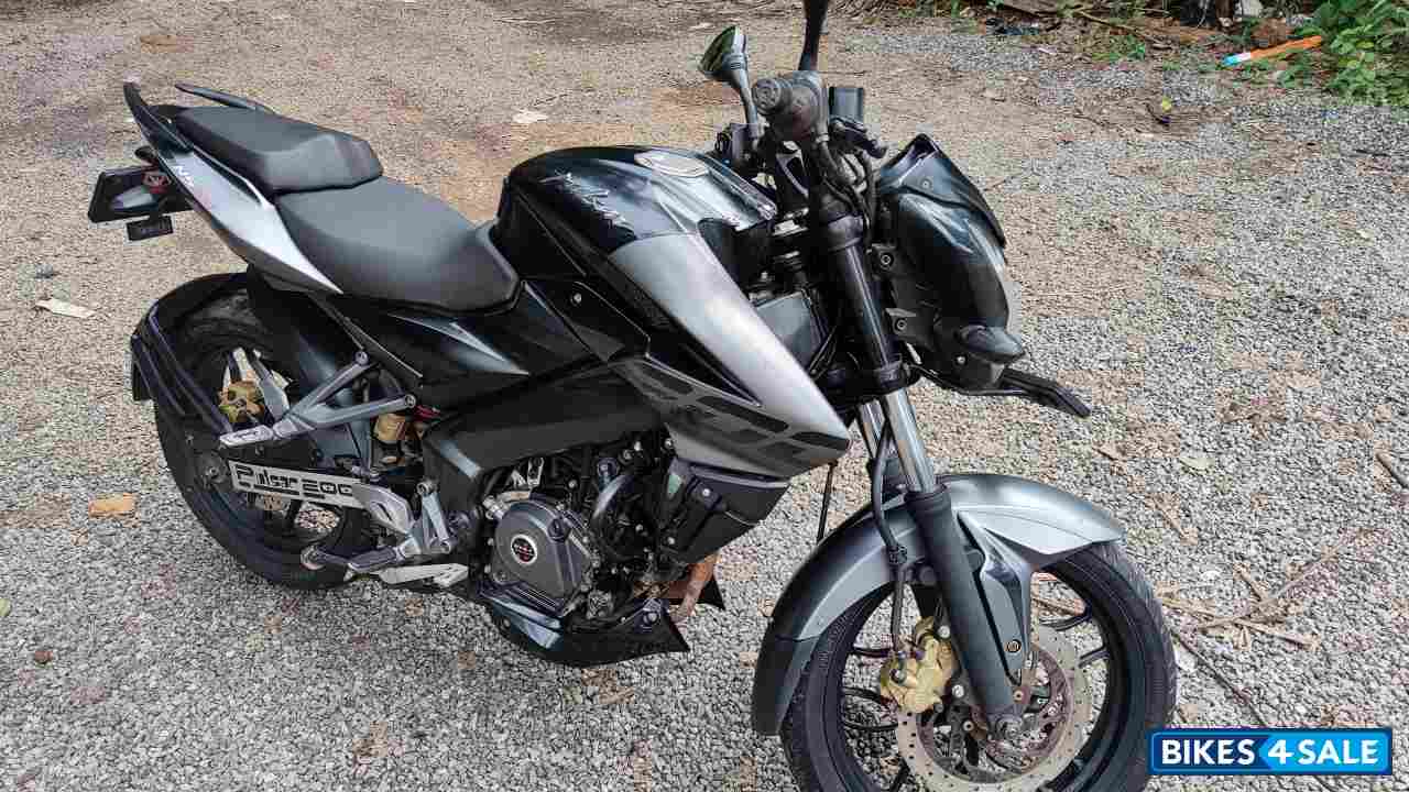 Black Bajaj Pulsar 200 NS