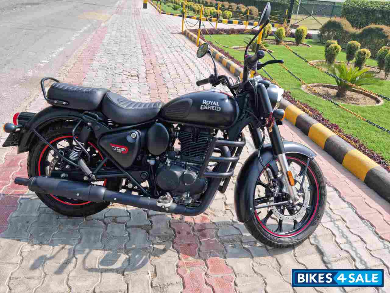 Dark Stealth Black Royal Enfield Classic Stealth Black