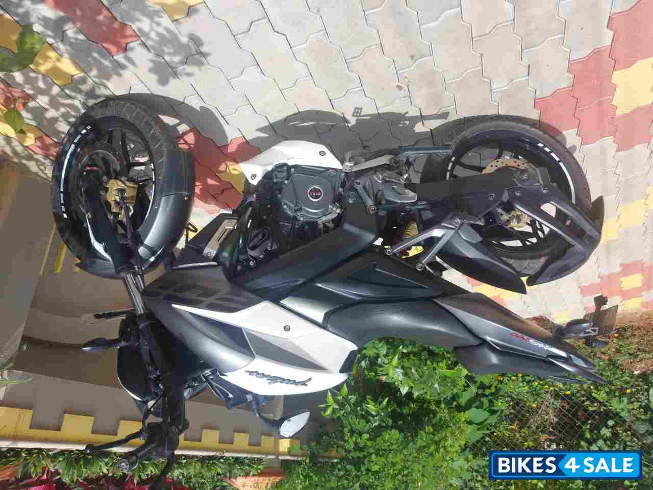 White Bajaj Pulsar 200 NS