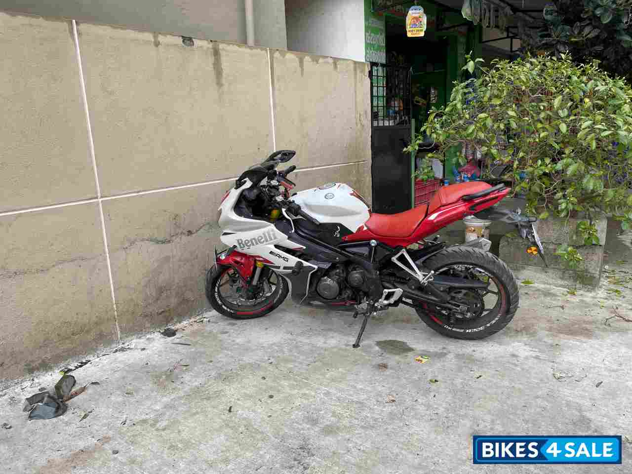 Red White Benelli 302R