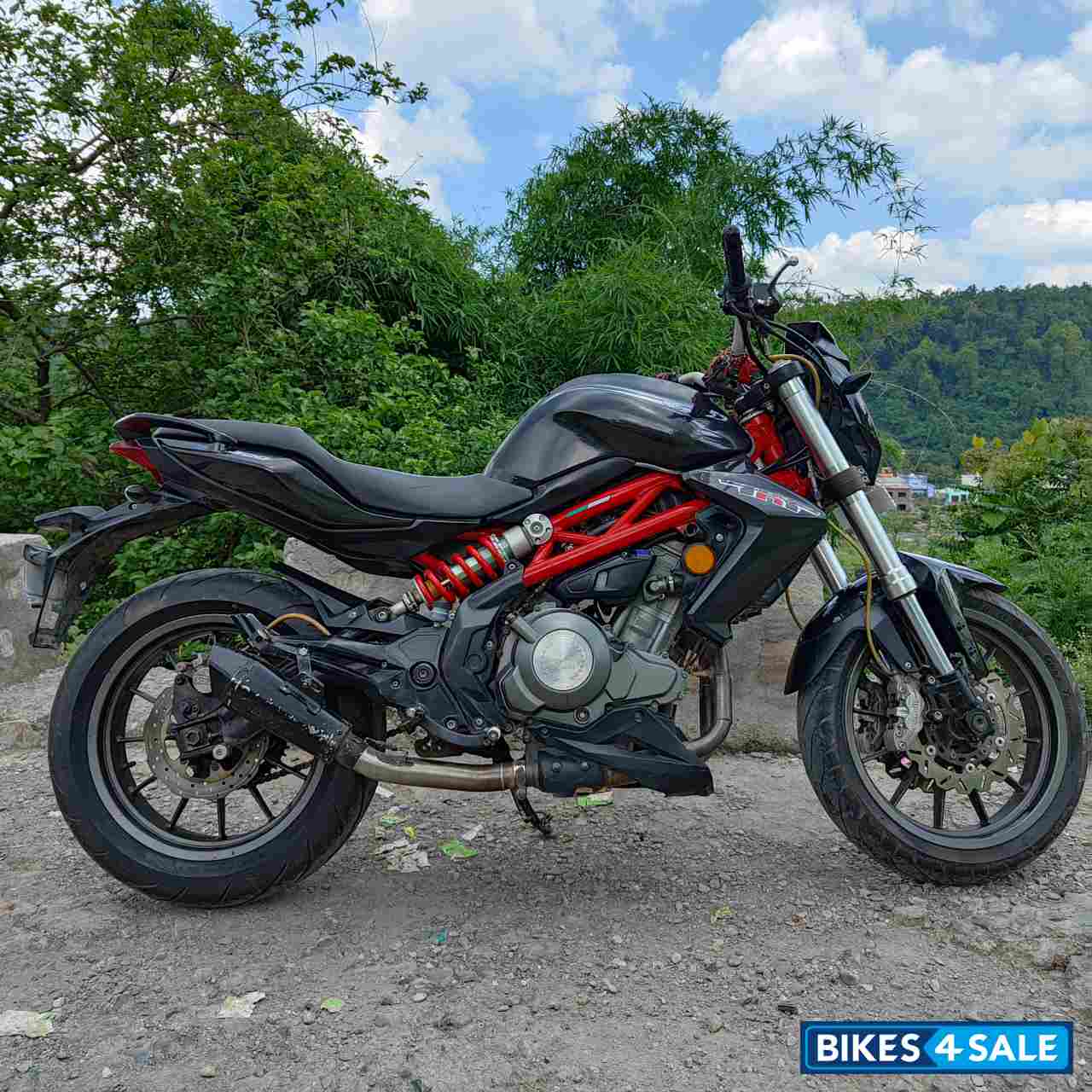 Black Benelli TNT 300