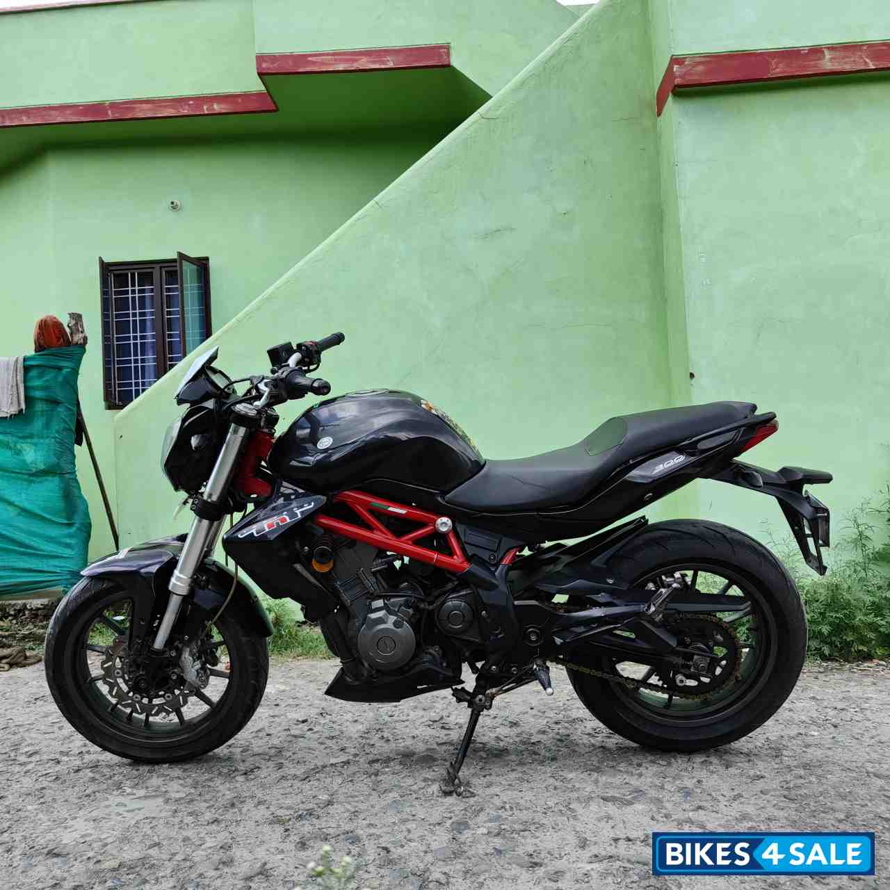 Black Benelli TNT 300