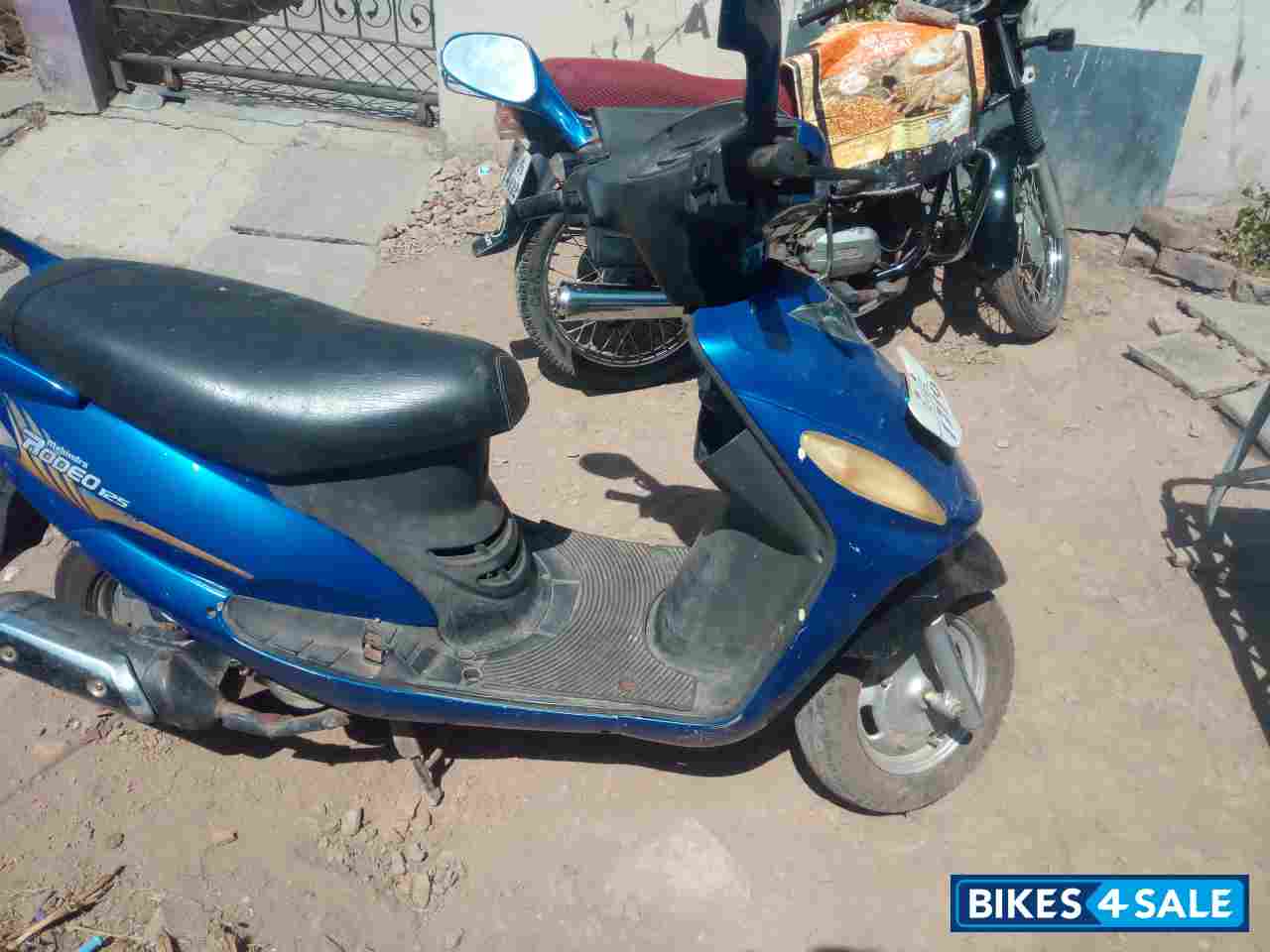 Blue Mahindra Rodeo Blue Mahindra Rodeo