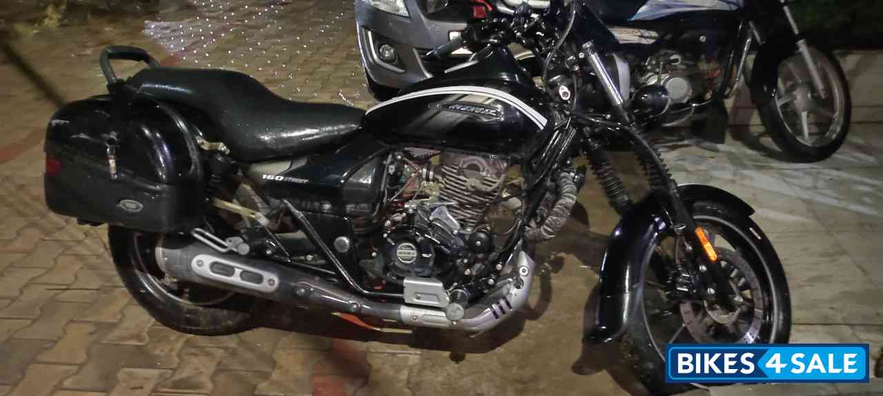 Black Bajaj Avenger Street 160 BS6