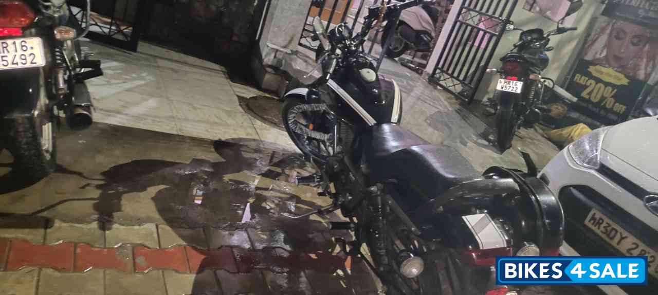 Black Bajaj Avenger Street 160 BS6