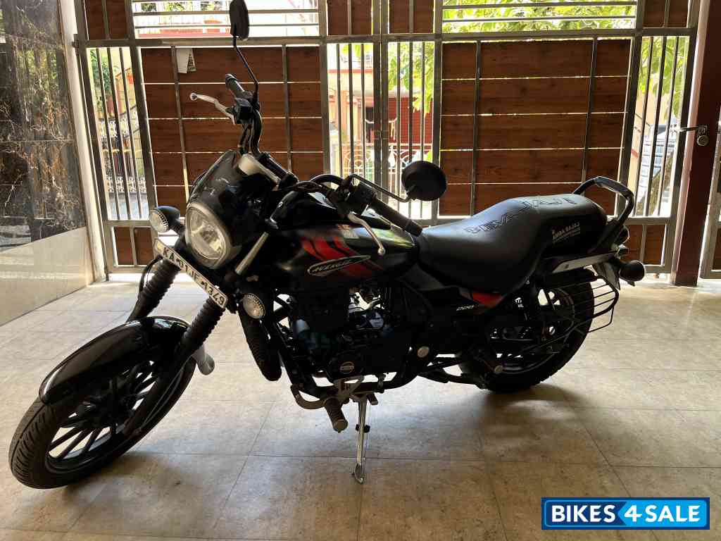 Black Bajaj Avenger Street 220