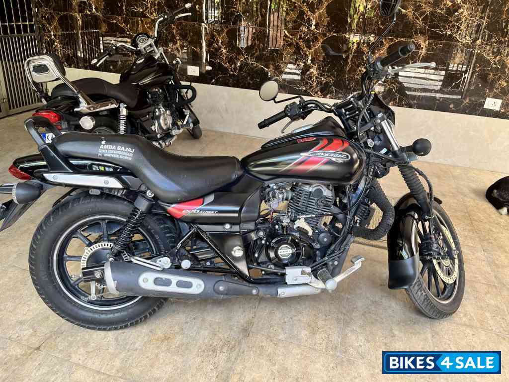 Black Bajaj Avenger Street 220 Black Bajaj Avenger Street 220