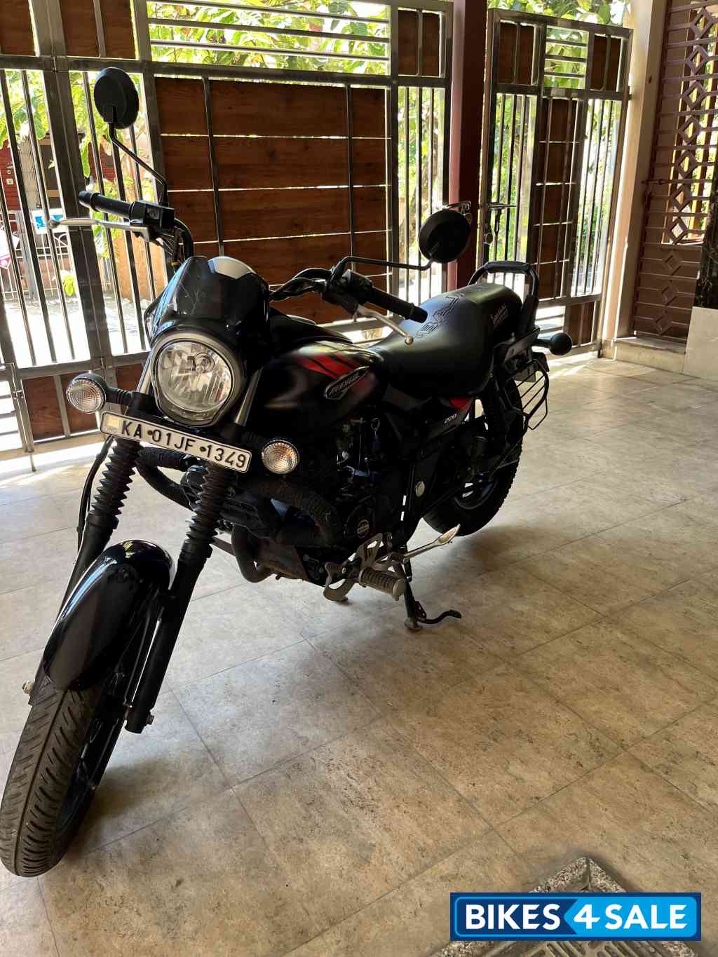 Black Bajaj Avenger Street 220 Black Bajaj Avenger Street 220