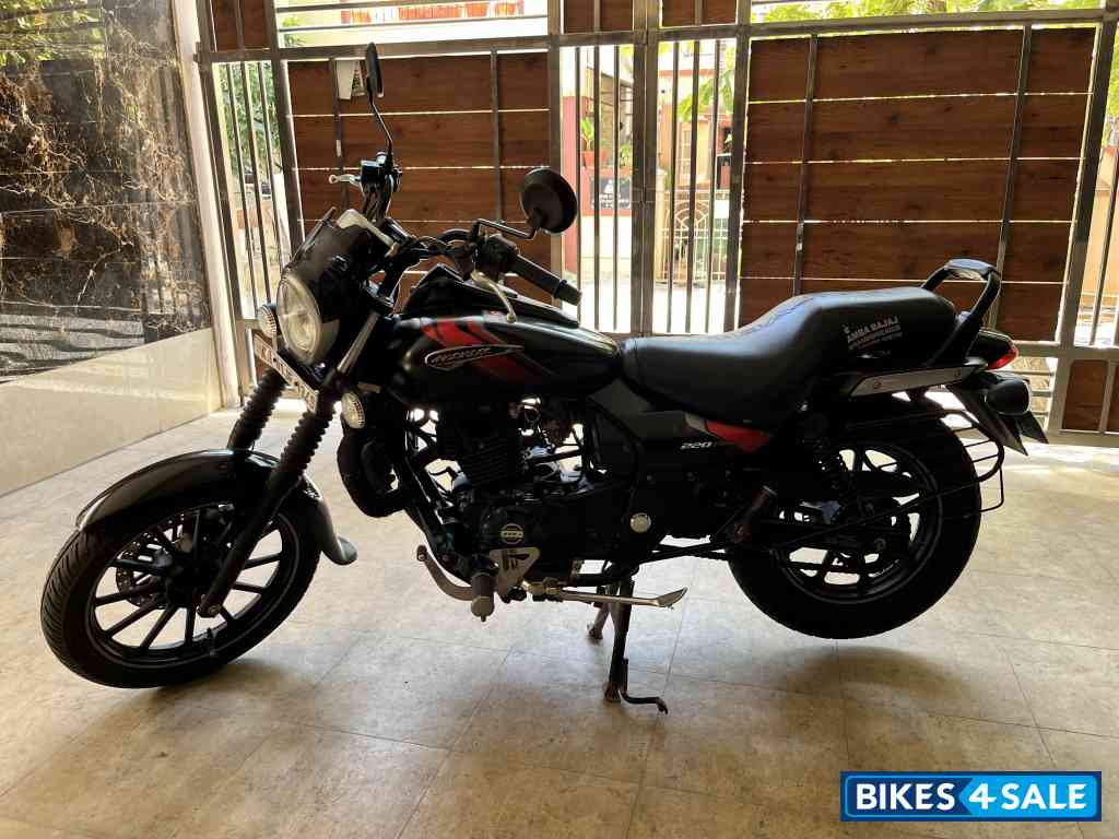 Black Bajaj Avenger Street 220 Black Bajaj Avenger Street 220