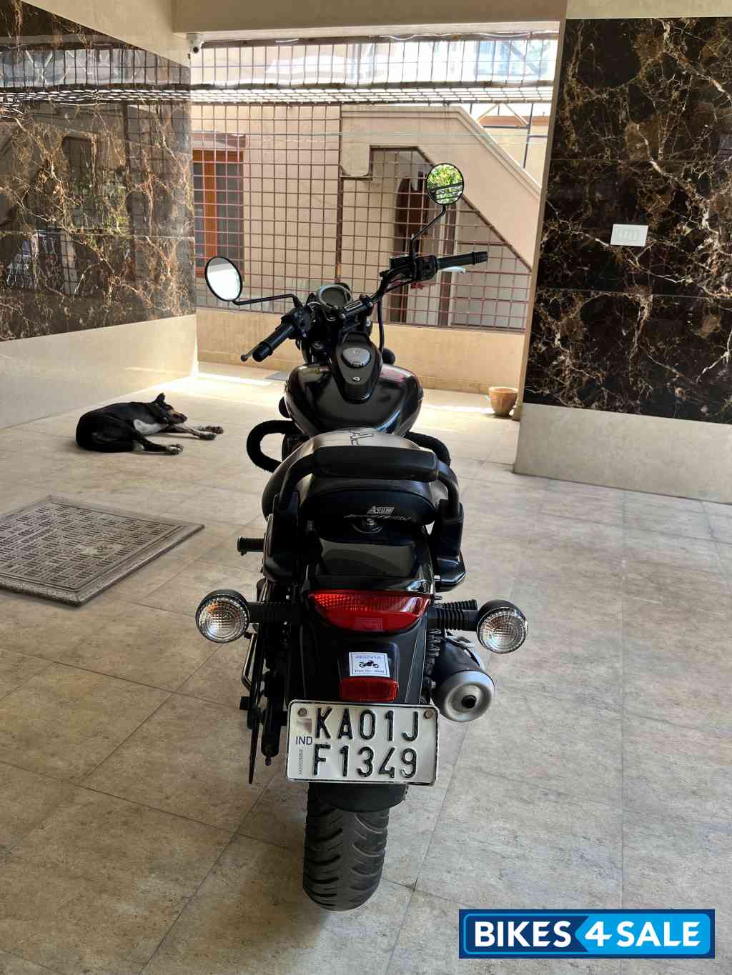 Black Bajaj Avenger Street 220 Black Bajaj Avenger Street 220