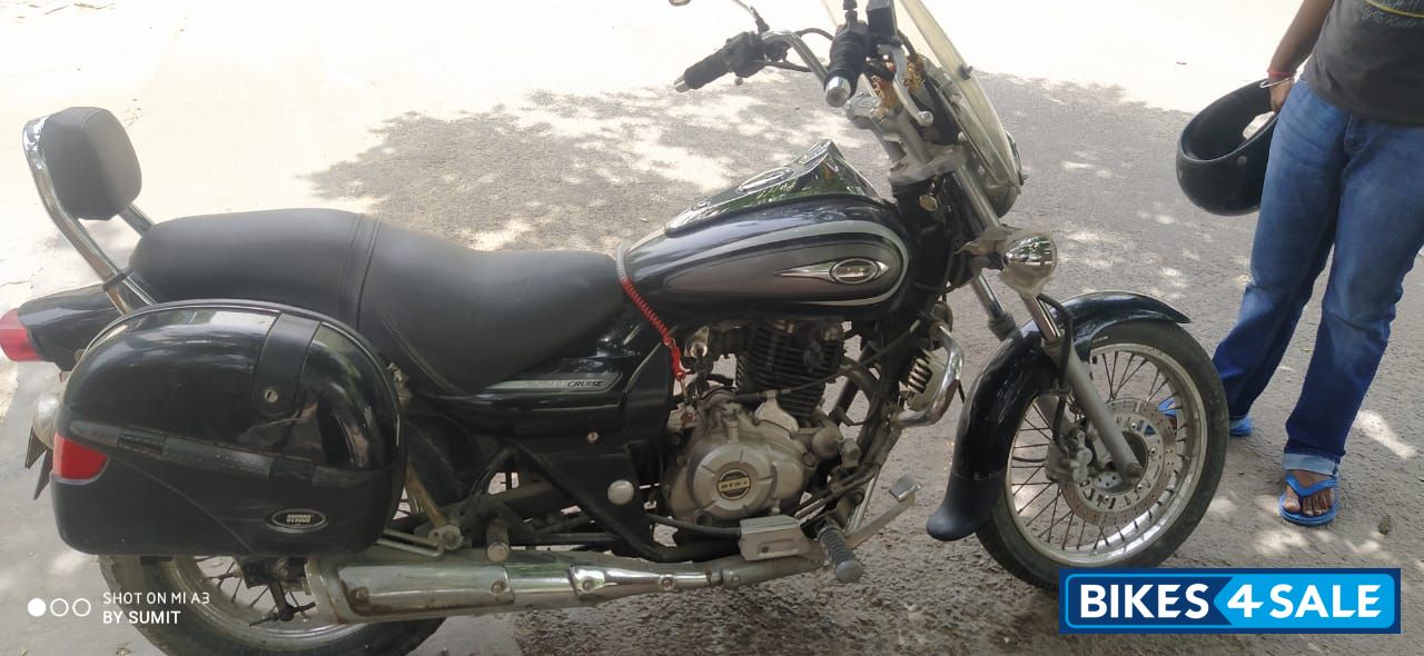 Black Bajaj Avenger Cruise 220