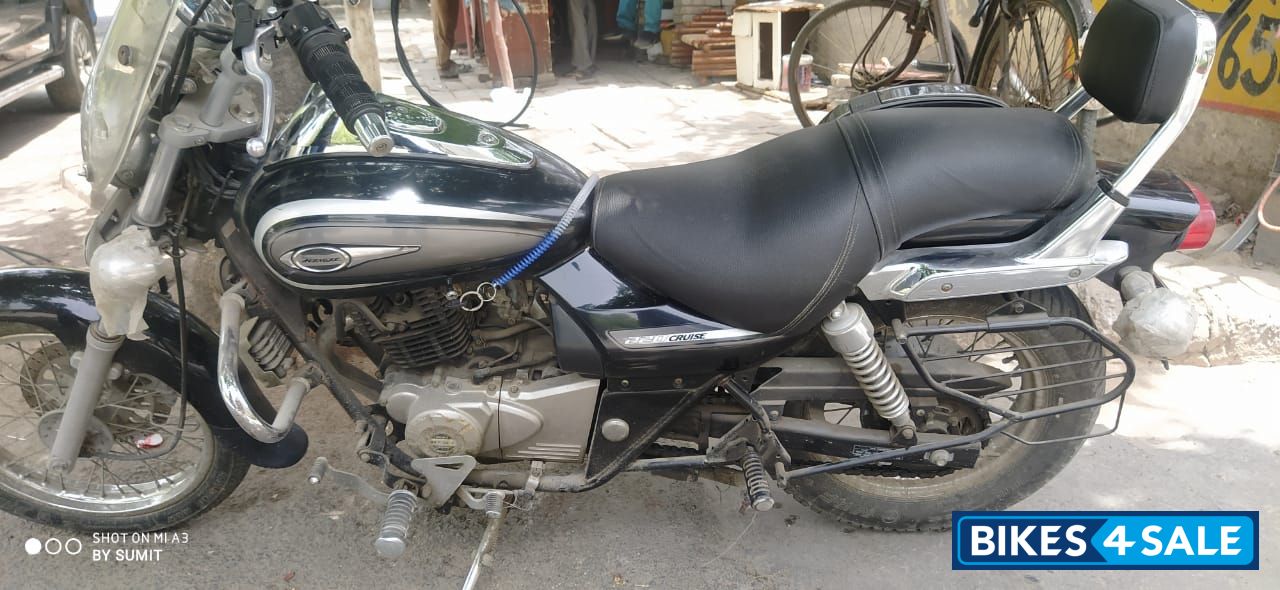 Black Bajaj Avenger Cruise 220