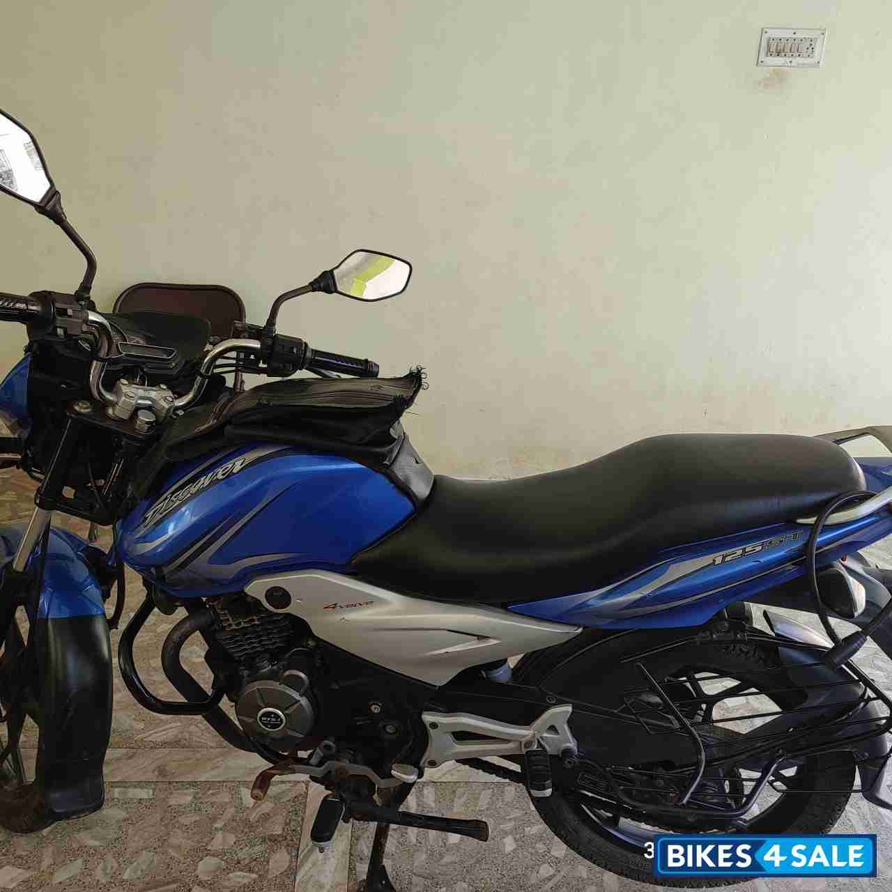 Blue Bajaj Discover 125 ST Blue Bajaj Discover 125 ST
