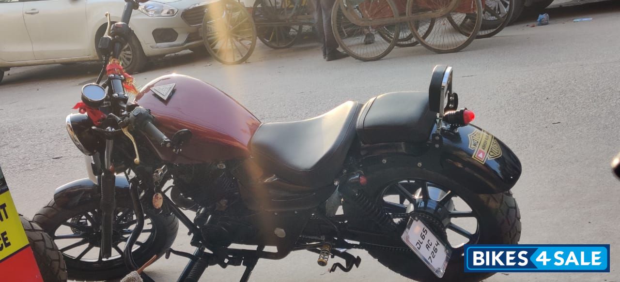 Wine Red Bajaj Avenger 200 DTS-i