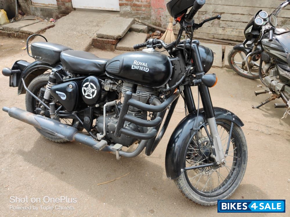 Stealth Black Royal Enfield Classic 500