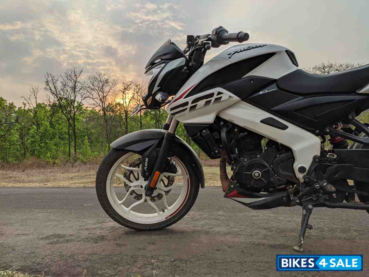 Pearl White Bajaj Pulsar NS 200 BS6