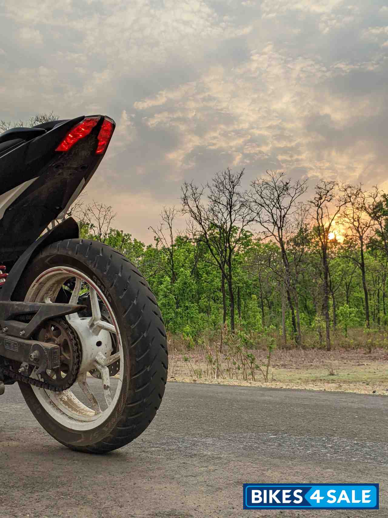 Pearl White Bajaj Pulsar NS 200 BS6 Pearl White Bajaj Pulsar NS 200 BS6