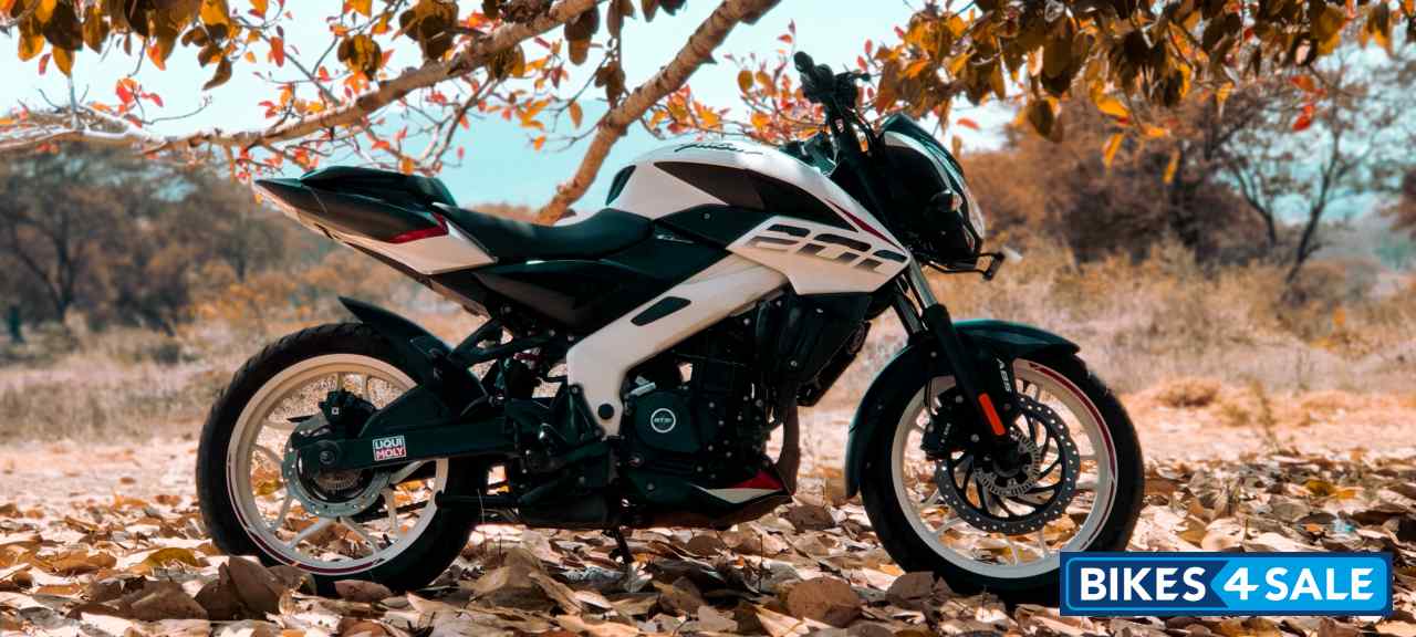 Pearl White Bajaj Pulsar NS 200 BS6 Pearl White Bajaj Pulsar NS 200 BS6