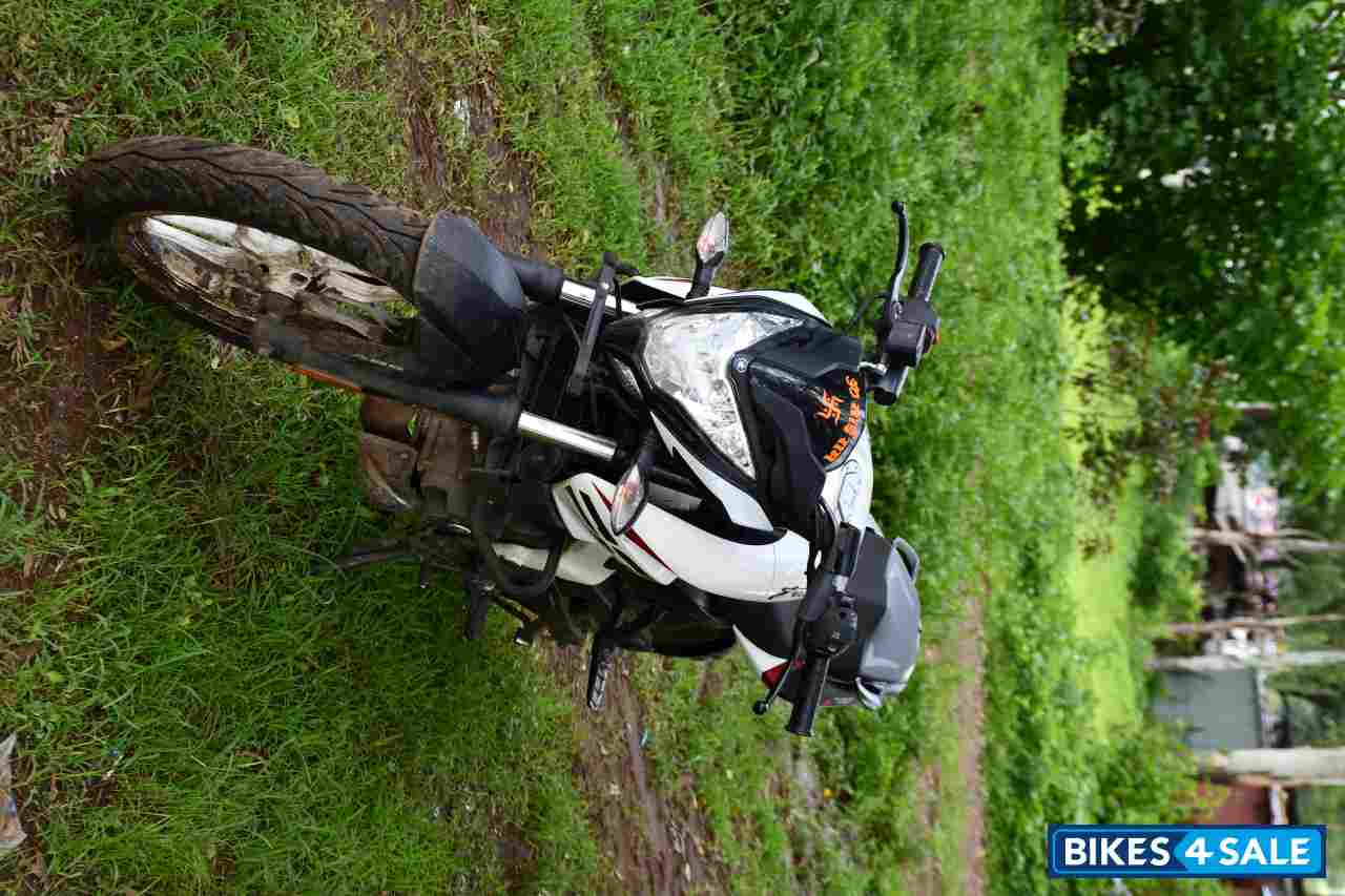 Pearl White Bajaj Pulsar NS 200 BS6 Pearl White Bajaj Pulsar NS 200 BS6