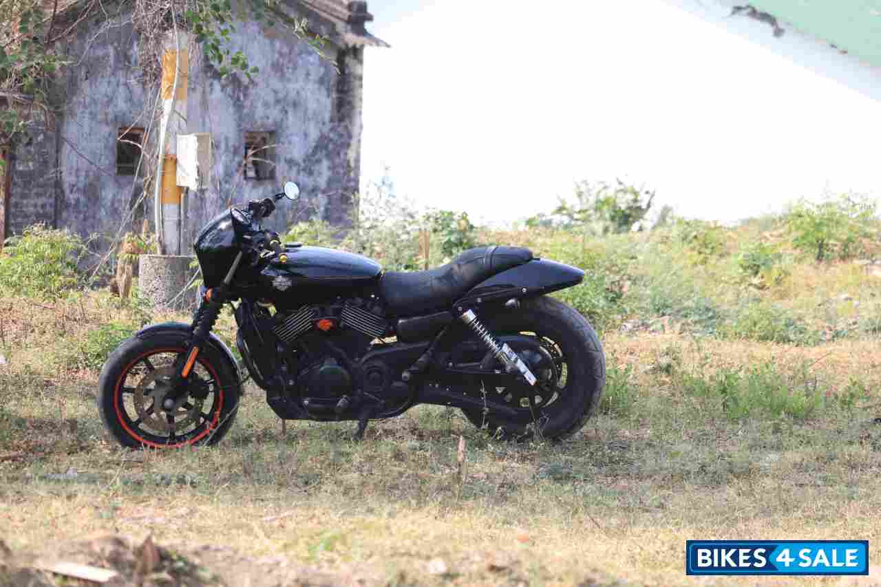 Black Harley Davidson Street 750