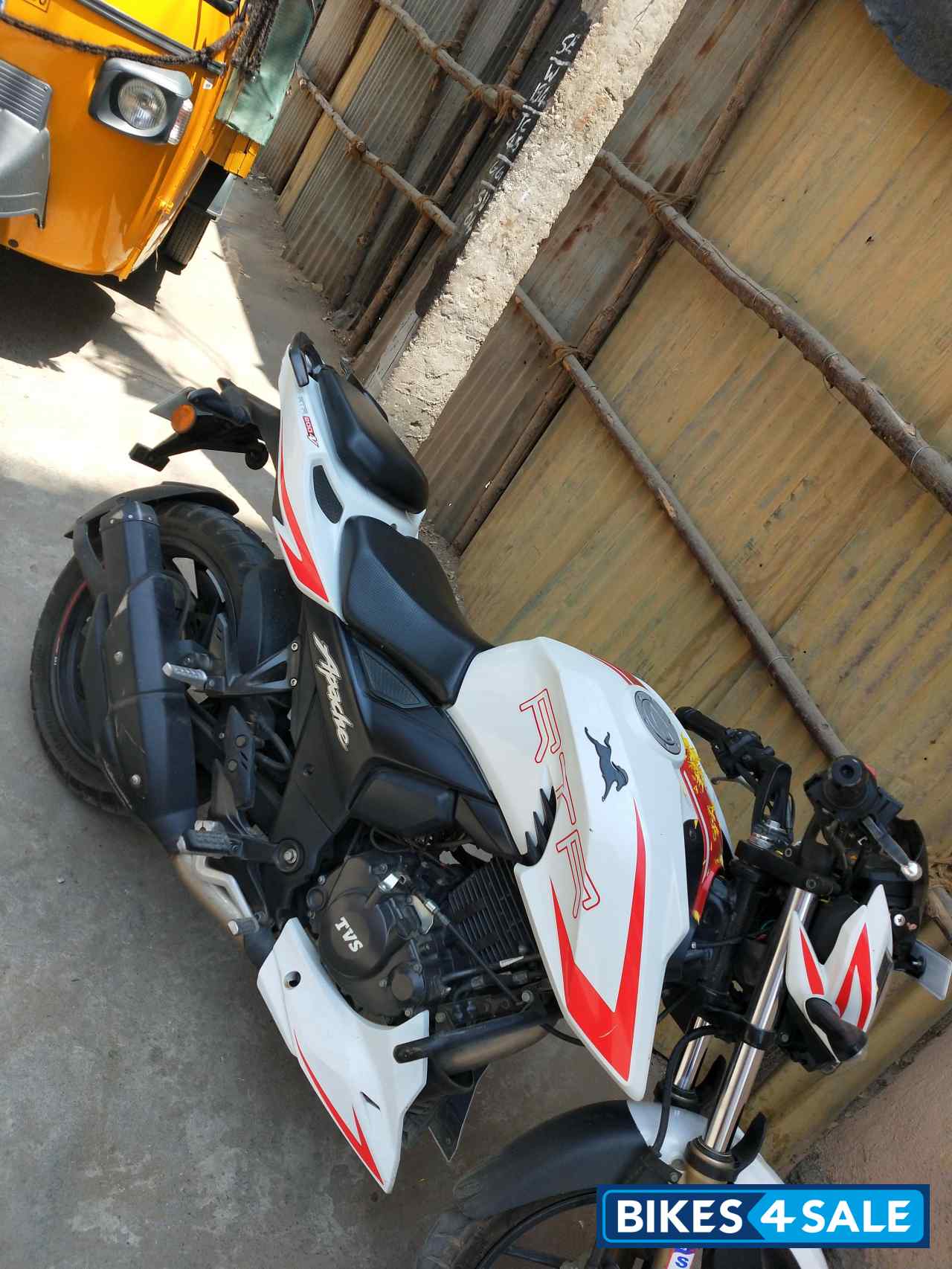 White TVS Apache RTR 200 4V