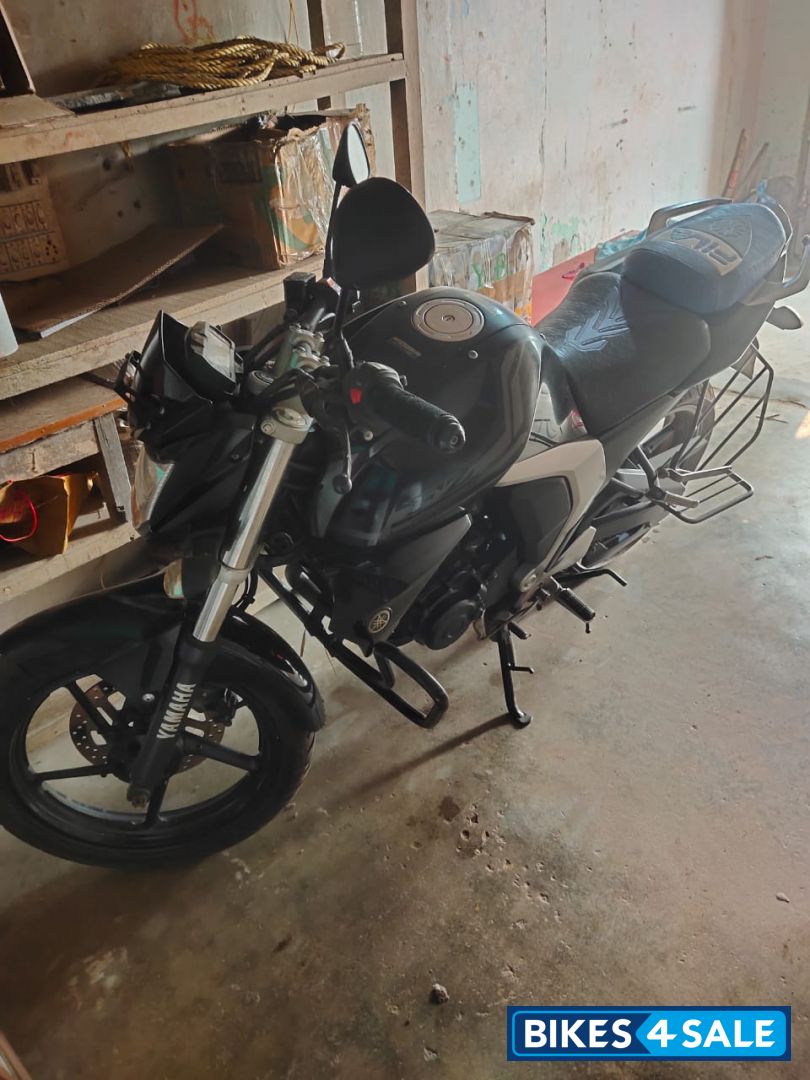 Black Yamaha FZ FI V2