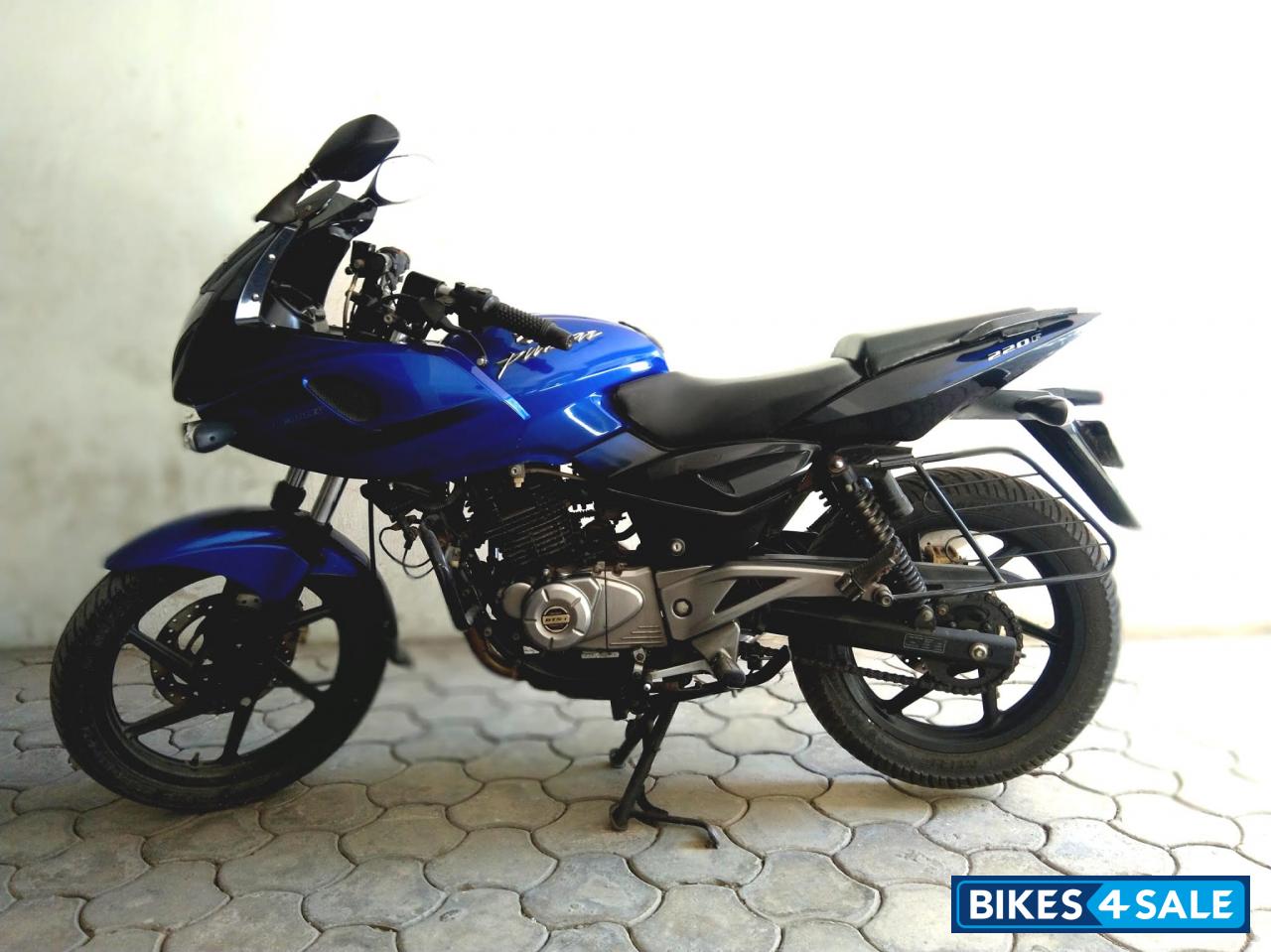 Bajaj Pulsar 220F