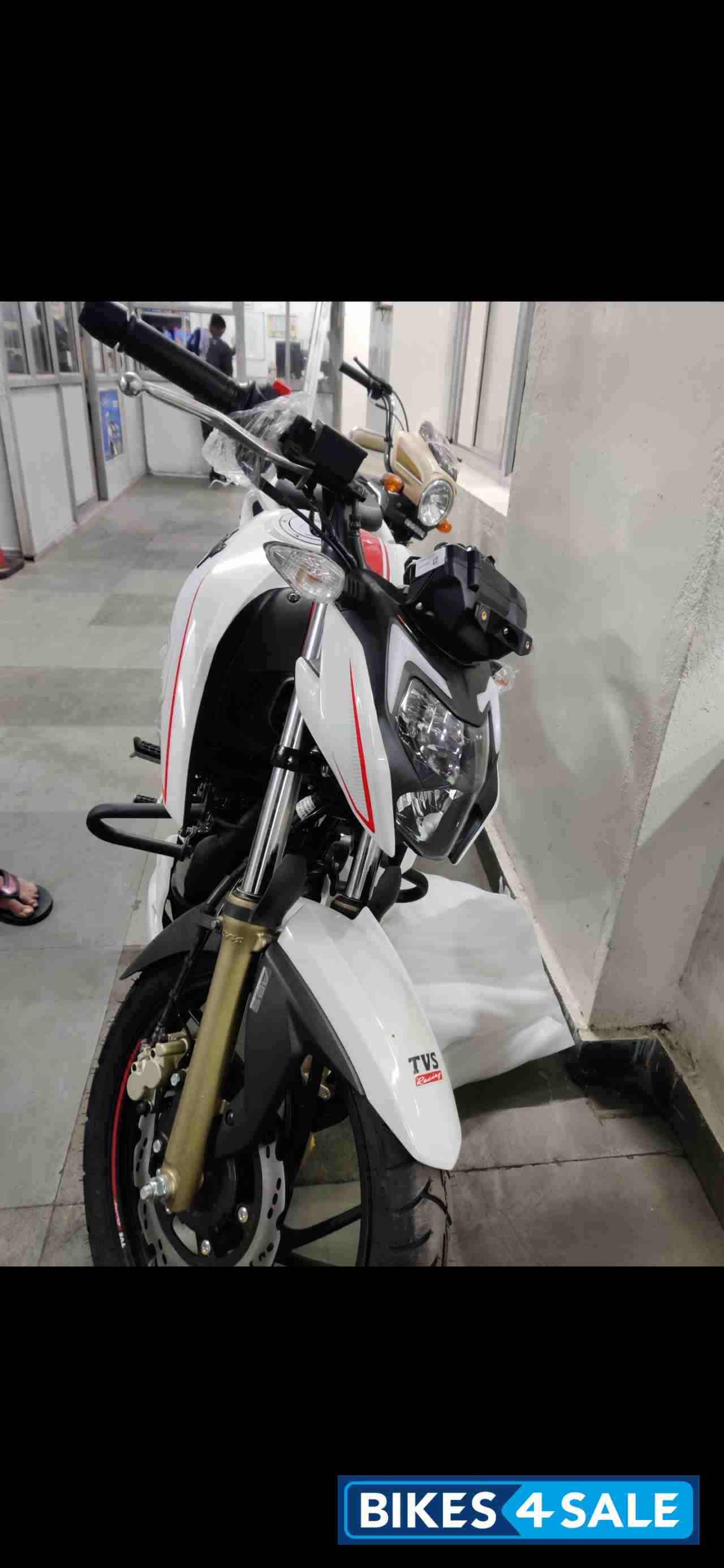 White TVS Apache RTR 200 4V 2020