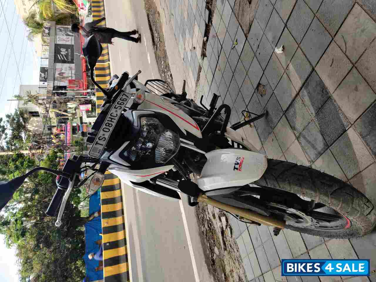 White TVS Apache RTR 200 4V 2020