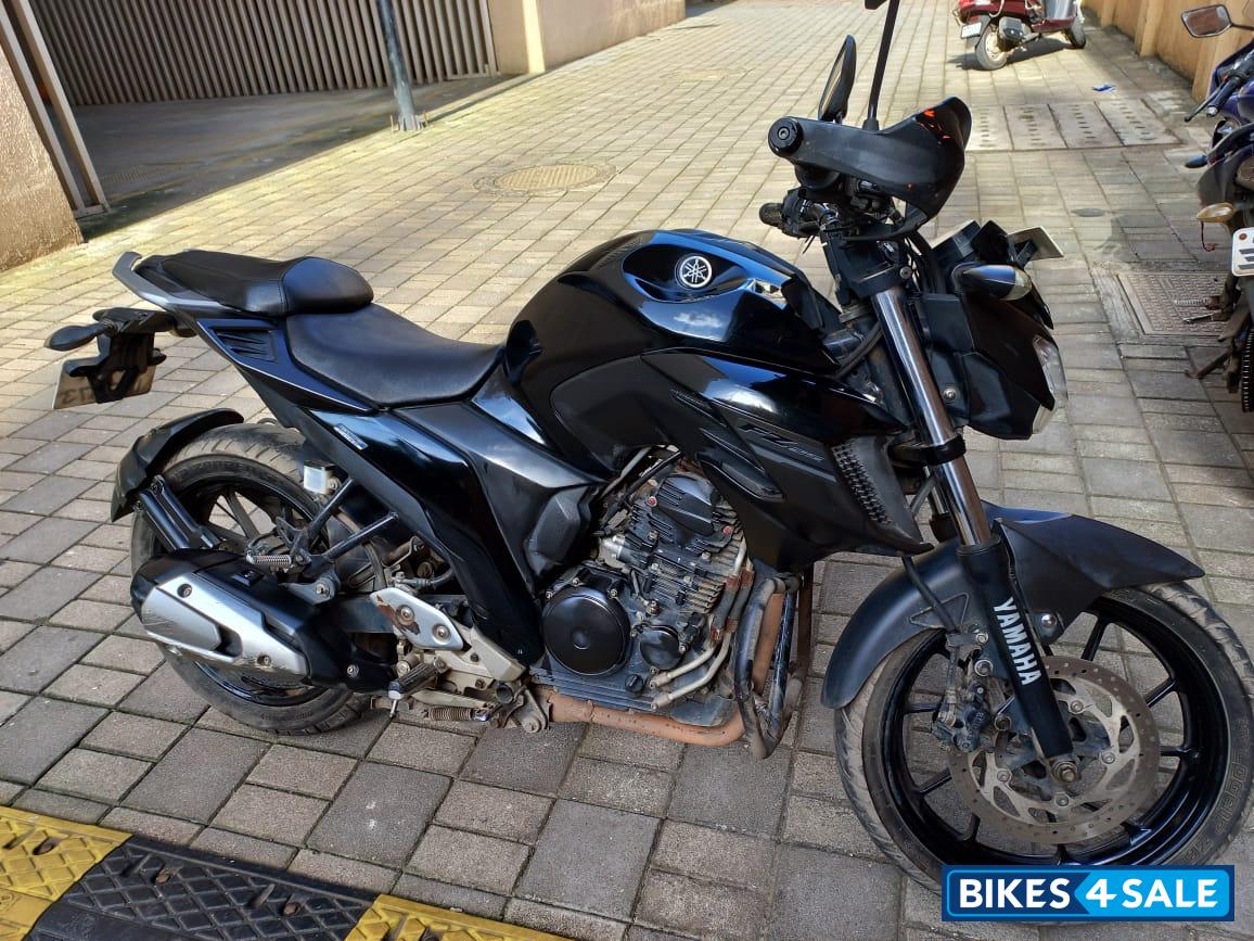 Black Yamaha FZ25