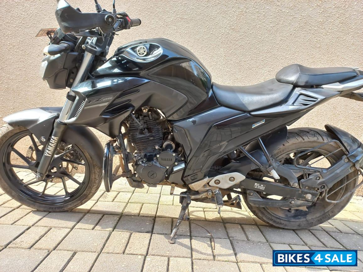 Black Yamaha FZ25